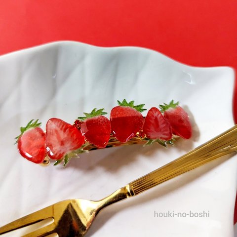 【再販】みずみずしい　いちご　バレッタ（ヘアクリップへの変更可）　/ 苺　ストロベリー　赤　フルーツ　春