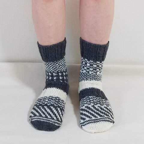メリノ100%左右非対称な編み込み靴下　チャコールと白