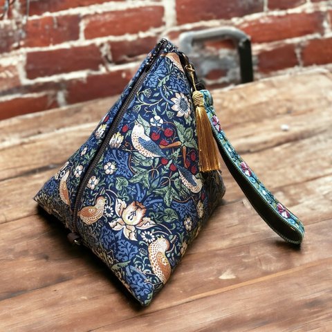 moda fabrics モリスCollectionいちご泥棒生地★マルティックブルー★ハンドストラップ付き2wayトライアングルバッグ★25cm