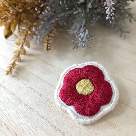 つばきの刺繍ブローチ