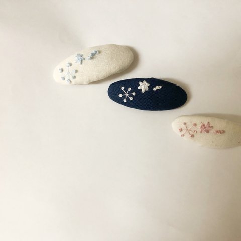 刺繍ぱっちんピン　雪の結晶シンプル（生成りピンク）