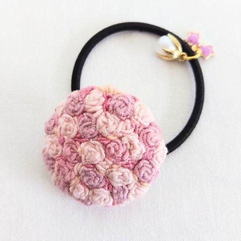 ピンクのバラ刺繍のヘアゴム