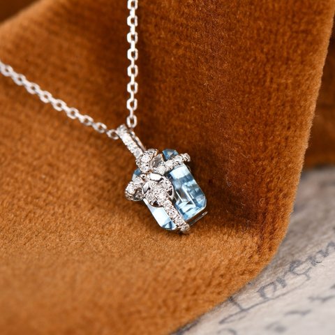 「瓶」K18  天然アクアマリン　天然ダイヤモンド　和名藍玉　水宝玉 3月誕生石　幸福・富・聡明　ペンダントのみ