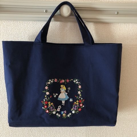 手刺繍　お受験　私学対応　レッスンバッグ　不思議の国のアリスとお花畑