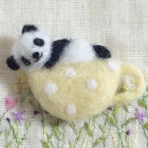 ちびっこパンダの羊毛フェルトのブローチ🐼