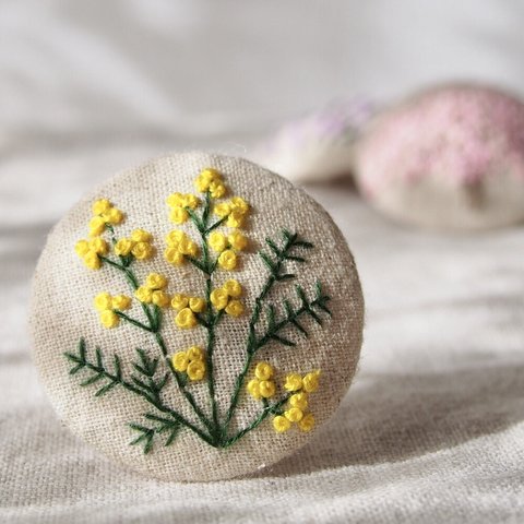 刺繍ブローチ 春の花　ヘアゴム可 くるみボタン　送料無料