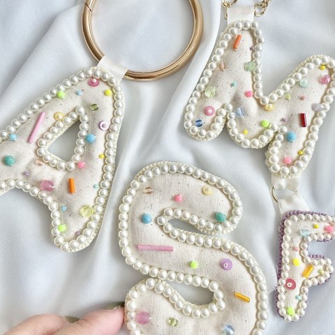 イニシャルキーホルダー／ビーズ刺繍