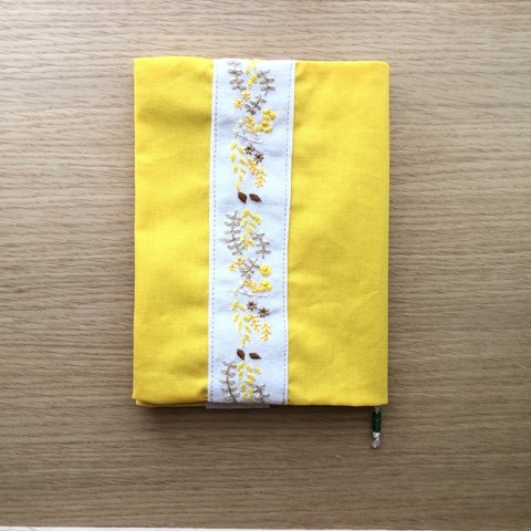 刺繍》黄色く色づいた草花のブックカバー