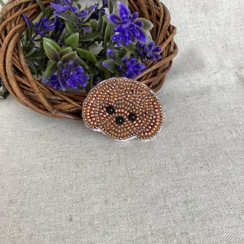 ビーズ刺繍　トイプードルのブローチ（薄茶）