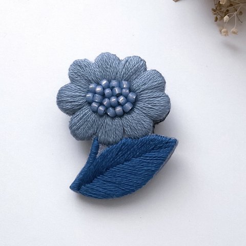 ▷可憐に咲く花のカタチ ～くすみブルーの手刺繍ブローチ～