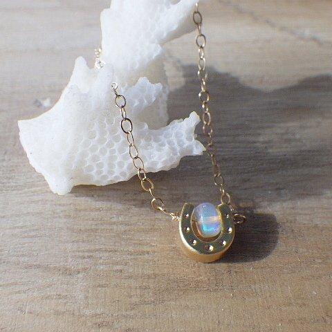 Tiny Horseshoe with Opal *14kgf*