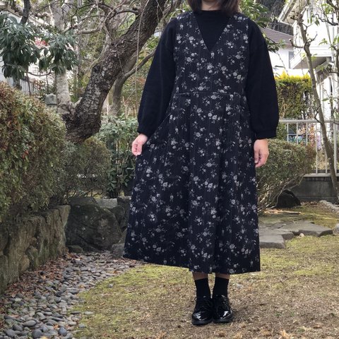 YUWA ブラック の 大人っぽ かわいい お花の ジャンバースカート