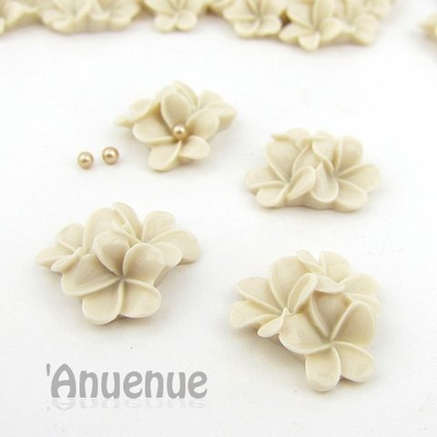 フラワーシェイプカボション 21mm x 19mm 【Triple Flower / Ivory】4個