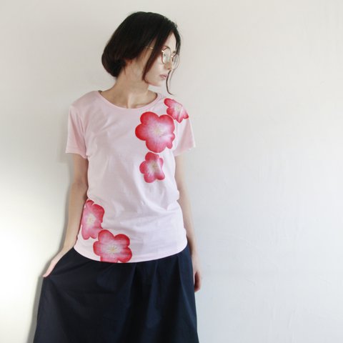 レディース梅の花柄Tシャツ ピンク 手描きで描いた和風な梅の花Tシャツ
