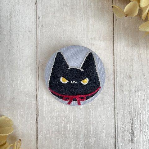 くるみボタン刺繍ブローチ　キリリ目の黒猫