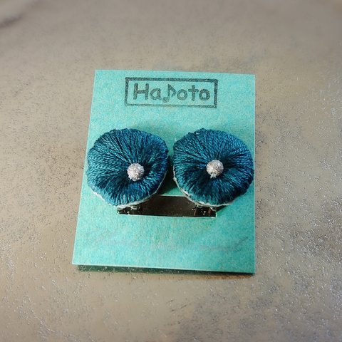 グリーンなお花イヤリング(刺繍糸&ビーズ)