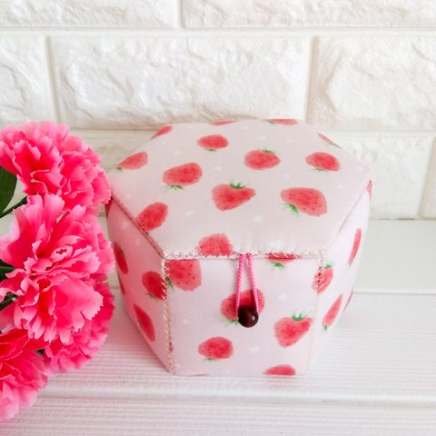 母の日にも。ほっこり可愛い苺ミルクのお針箱　　六角裁縫箱　