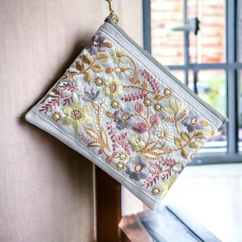 ボタニカルフラワー/インド刺繍×帆布 フラットポーチ/マルチポーチ【スカイブルー】