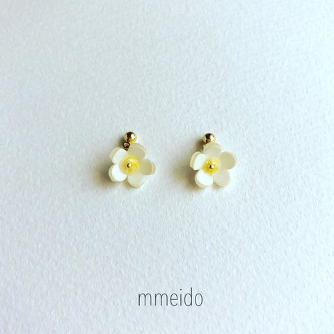 揺れる　苺の花　ピアス（ホワイト）