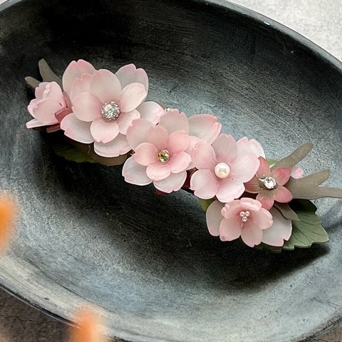 C バレッタ　大人な枝つきの桜　今にも咲きそうな蕾を添えて〈金具シルバー；留め具右側〉