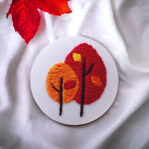 北欧風 紅葉 の 木  刺繍 ブローチ