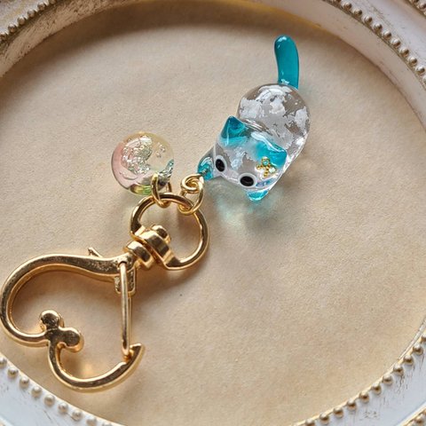 soraにゃん❉アクアブルーのネコのハートキーホルダー❉虹色バブルビーズ付き