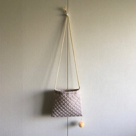 🎃早割🎃【beige pochette】ベージュカラーキルティング生地の巾着型ポシェットとポンポン飾り