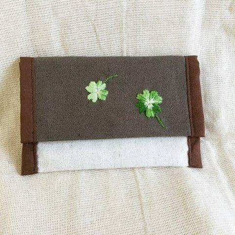 クローバー刺繍のふた付きカードケース・ブラウン