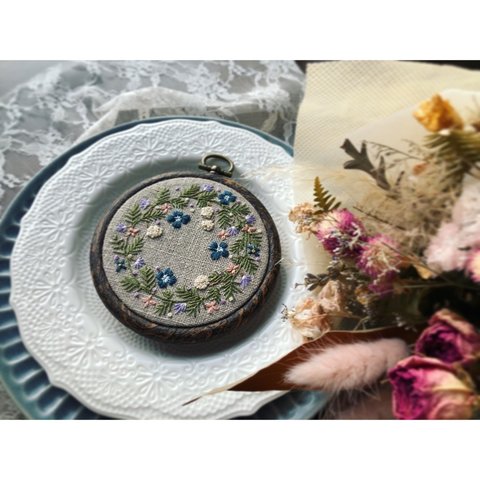 手刺繍＊花リース刺繍/インテリアフレーム/ 花刺繍　/花/ギフト/プレゼント/ 刺しゅう インテリア雑貨/刺繍雑貨/