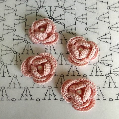 編みバラモチーフパーツ　4個セット　ピンク　