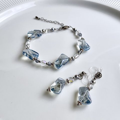 2点セット　手首を美しく飾る透明ガラスのブレスレットとイヤリング ❇︎ ウォーターブルーxシルバー　Minette☆ BR014 