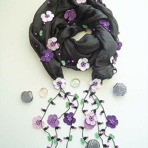 刺繍のお花つき　シルクスカーフのロングラリエット　ブラック＆パープル