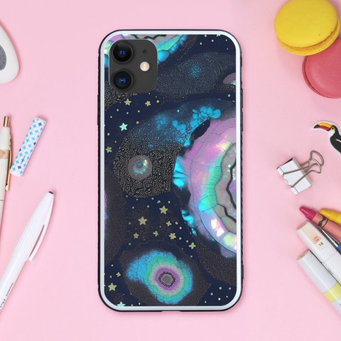 ゆめかわいい神秘的で色鮮やかできらびやかな貝殻のような宇宙 スマホケース【強化ガラス仕上げ】iPhone15 対応