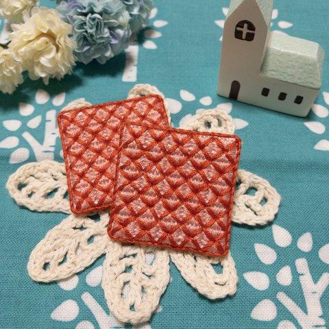 刺繍　ブローチ　ブロック　朱色