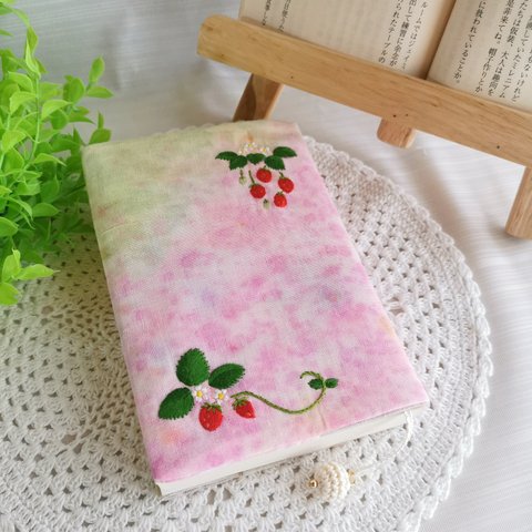 手刺繍のブックカバー/イチゴ