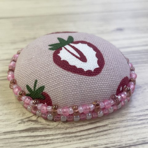 【ピンクッション】ビーズ刺繍 苺