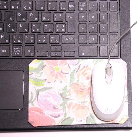 ノートPCの端っこで使うマウスパッド・淡い花柄イラスト