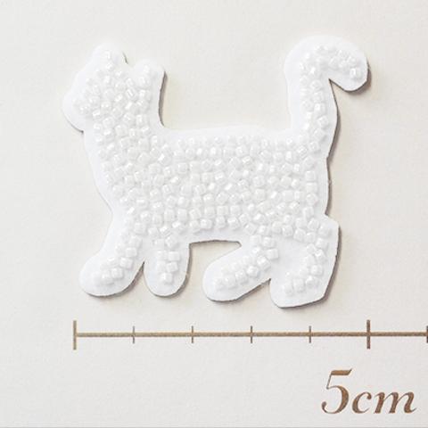 かわいい刺繍ワッペン　ガラスビーズ猫　シール付き　白　アップリケ