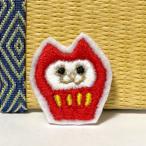 白猫ダルマ刺繍ブローチ 大サイズ ハンドメイド kagisippo7  新作