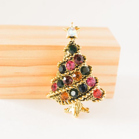 『メリークリスマス🎄・鮮やかな宝石がキラキラな輝いているクリスマスツリー』