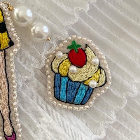 刺繍ブローチ｢苺のカップケーキ｣