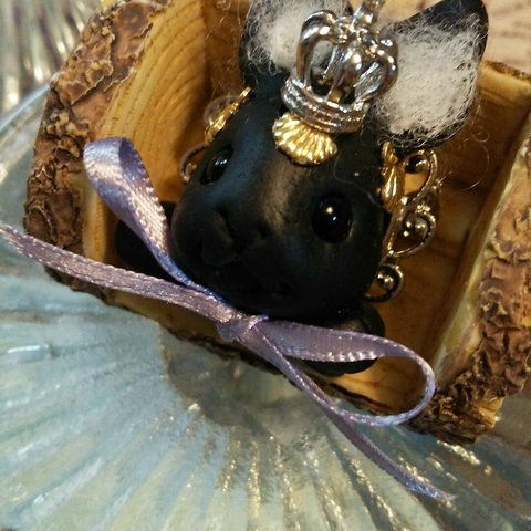 王冠と貝殻のオシャレ黒うさぎブローチ