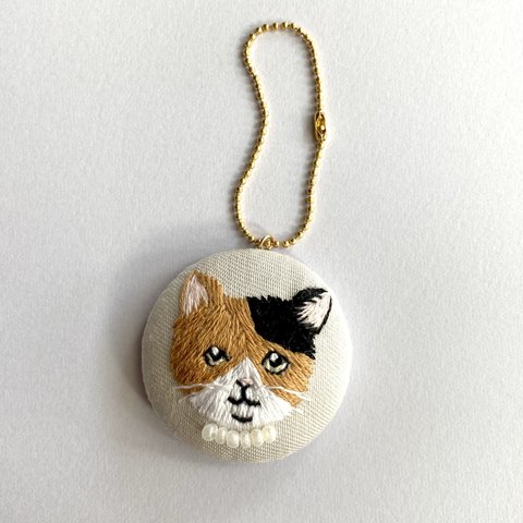 三毛猫の刺繍ブローチ　キーホルダー　くるみボタン　