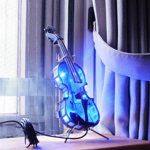 きらきらダークブルーのバイオリン；ステンドグラス作品　ver．2　ＬＥＤを組み込んだ手作りランプ。