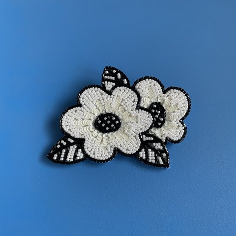 お花のビーズ刺繍ブローチ