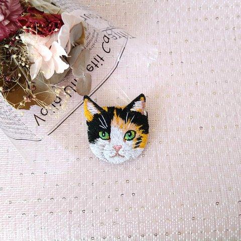 【新作】手刺繍　リアル猫ブローチ　三毛猫