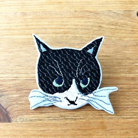 刺繍猫ブローチ　「八割れ猫」