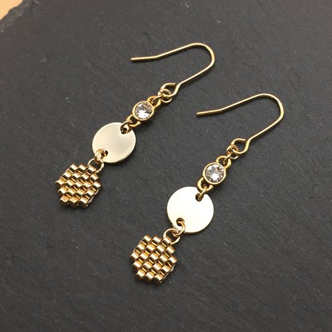 小さなキラキラのクリスタルとビーズのピアス B［ゴールド］Atelier nino "Small shining beeds B in gold"（イヤリング変更可）