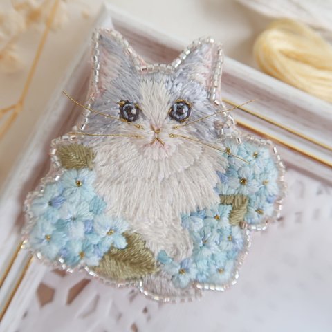 あじさいとねこの刺繍ブローチ