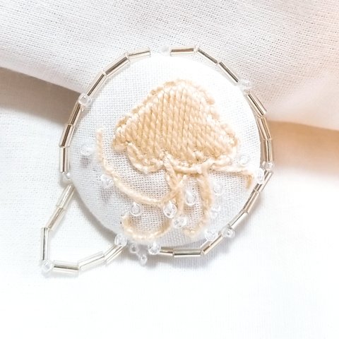 クラゲの刺繍ブローチ